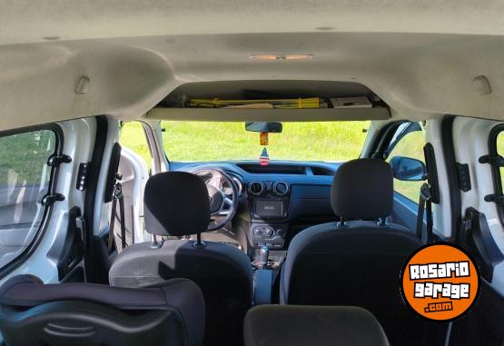 Utilitarios - Renault Kangoo emotions 5 asiento 2023 GNC 91000Km - En Venta