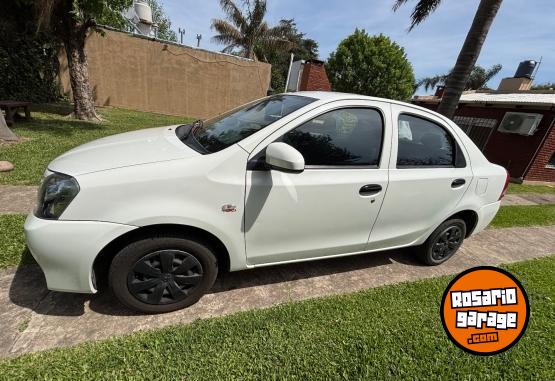 Autos - Toyota Etios 2015 Nafta 284000Km - En Venta