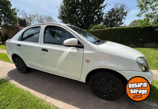 Autos - Toyota Etios 2015 Nafta 284000Km - En Venta