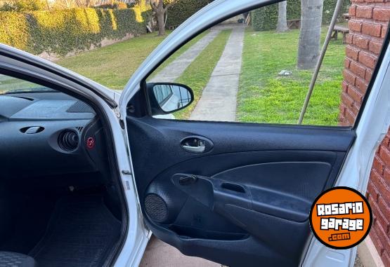 Autos - Toyota Etios 2015 Nafta 284000Km - En Venta