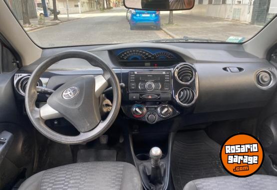 Autos - Toyota Etios 2014 Nafta 127000Km - En Venta