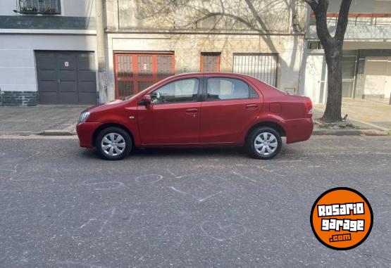 Autos - Toyota Etios 2014 Nafta 127000Km - En Venta