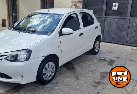 Autos - Toyota Etios xs 2015 Nafta 11111Km - En Venta