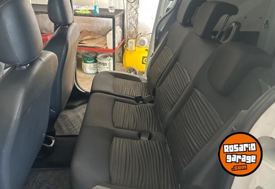 Utilitarios - Renault Kangoo diesel 5 asientos 2019 Diesel 147000Km - En Venta