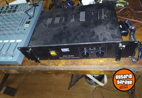 Instrumentos Musicales - vendo Bafles, Potencia, bandeja Mixer, y micrófonos con pies jirafa - En Venta