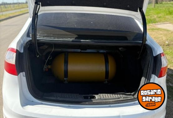 Autos - Ford Fiesta kinetic 2014 GNC 95000Km - En Venta