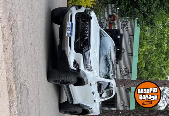 Camionetas - Toyota Hilux GR 2023 Diesel 47000Km - En Venta