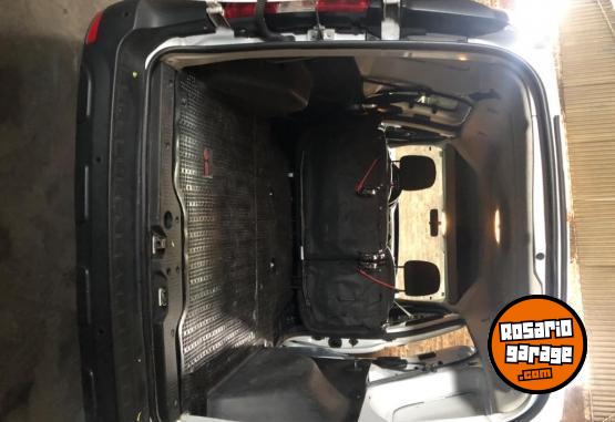 Utilitarios - Renault Kangoo express 5 asientos 2023 Nafta 84400Km - En Venta