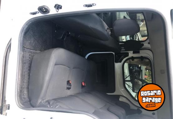 Utilitarios - Renault Kangoo express 5 asientos 2023 Nafta 84400Km - En Venta