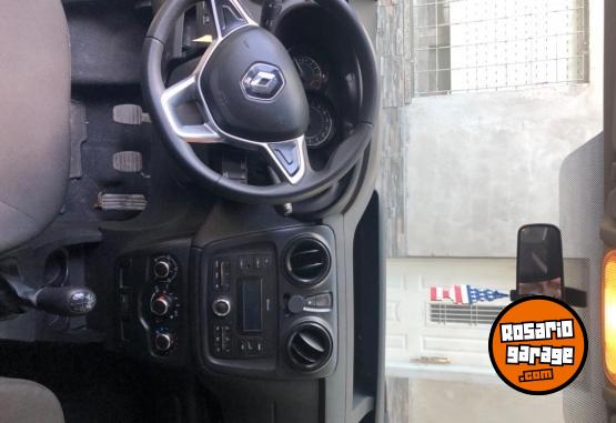 Utilitarios - Renault Kangoo express 5 asientos 2023 Nafta 84400Km - En Venta