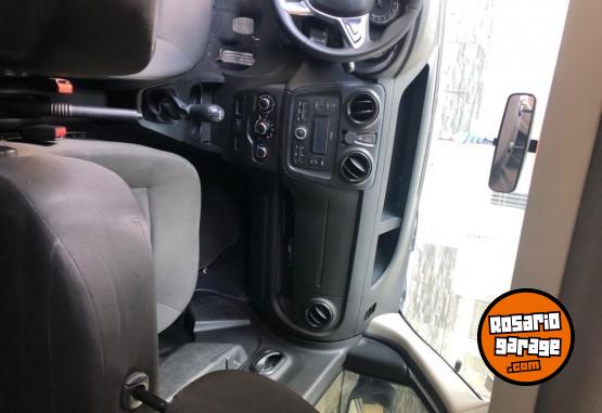 Utilitarios - Renault Kangoo express 5 asientos 2023 Nafta 84400Km - En Venta
