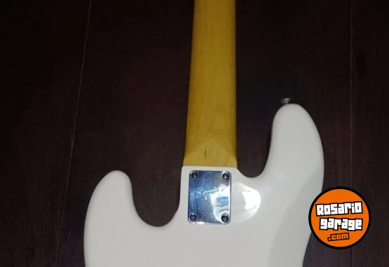 Instrumentos Musicales - Bajo SQUIER y pedales Behringer - En Venta
