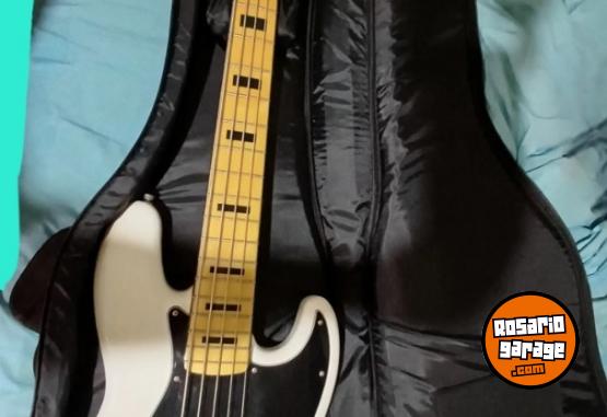 Instrumentos Musicales - Bajo SQUIER y pedales Behringer - En Venta
