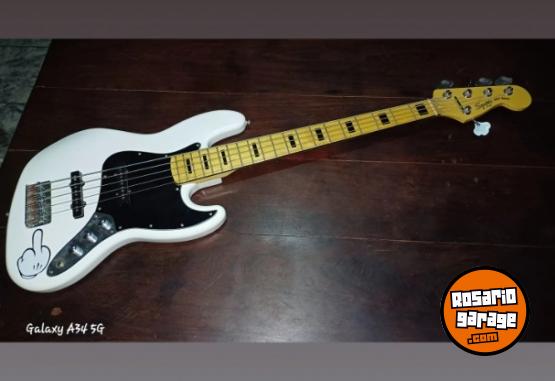 Instrumentos Musicales - Bajo SQUIER y pedales Behringer - En Venta