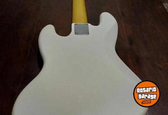 Instrumentos Musicales - Bajo SQUIER y pedales Behringer - En Venta