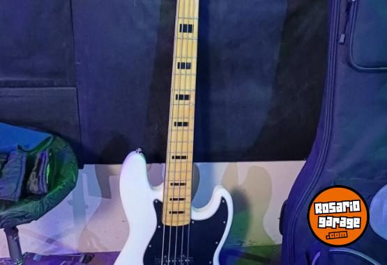 Instrumentos Musicales - Bajo SQUIER y pedales Behringer - En Venta