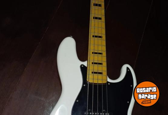 Instrumentos Musicales - Bajo SQUIER y pedales Behringer - En Venta