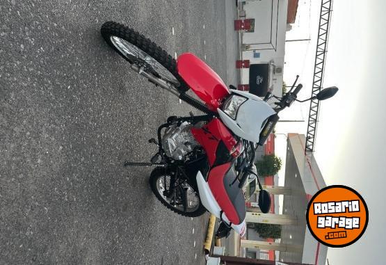 Motos - Corven Triax 2025 Nafta 1200Km - En Venta