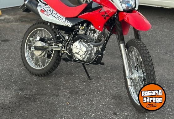 Motos - Corven Triax 2025 Nafta 1200Km - En Venta