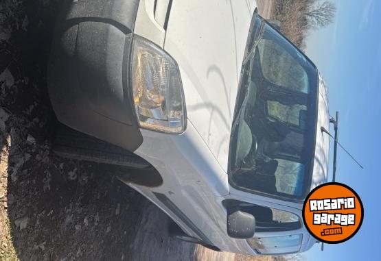 Utilitarios - Peugeot Partner confort 5 puertas 2018 Nafta 200000Km - En Venta