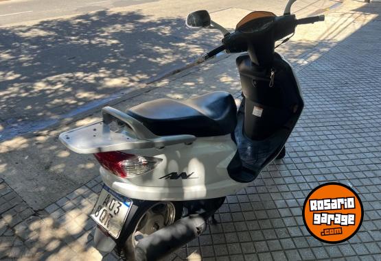 Motos - Suzuki AN 2017 Nafta 26000Km - En Venta