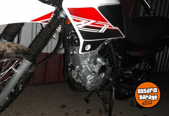 Motos - Zanella ZT 150 2024 Nafta 6000Km - En Venta