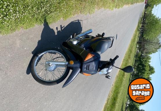Motos - Motomel DLX 110 2022 Nafta 9000Km - En Venta