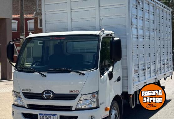 Camiones y Grúas - Hino 300 816. Año 2023. Como nuevo 10.000 km. - En Venta