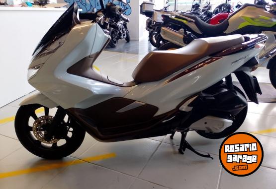 Motos - Honda PCX 150 DLX 2023 Nafta 6035Km - En Venta
