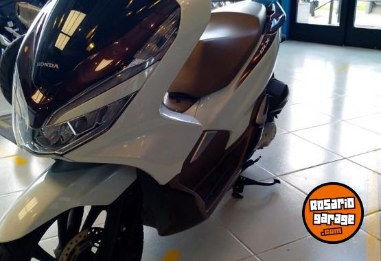 Motos - Honda PCX 150 DLX 2023 Nafta 6035Km - En Venta