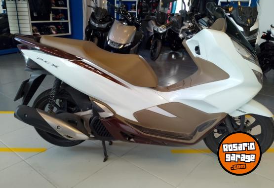 Motos - Honda PCX 150 DLX 2023 Nafta 6035Km - En Venta