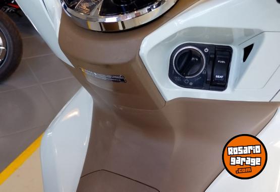 Motos - Honda PCX 150 DLX 2023 Nafta 6035Km - En Venta