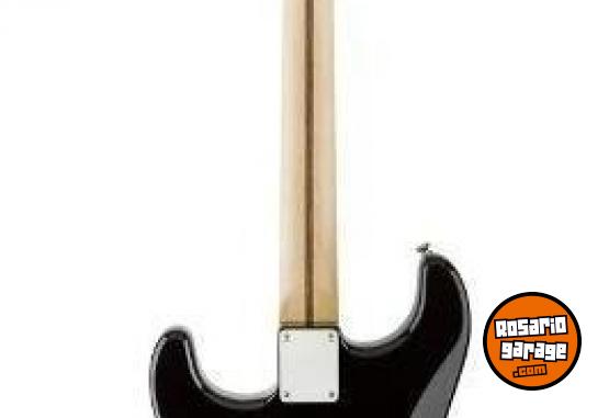 Instrumentos Musicales - Kit guitarra Fender,amplificador Peavey,pedalera zoom - En Venta