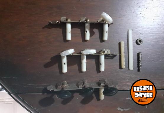 Instrumentos Musicales - porta cd y botella de ginebra guitarra y tocadisco y repuestos de guitarra criolla - En Venta