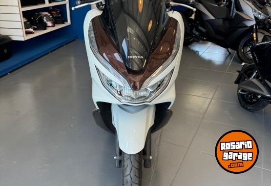 Motos - Honda PCX DLX 2023 Nafta 6030Km - En Venta