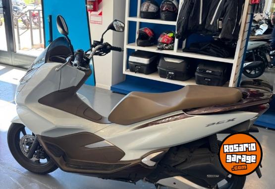 Motos - Honda PCX DLX 2023 Nafta 6030Km - En Venta