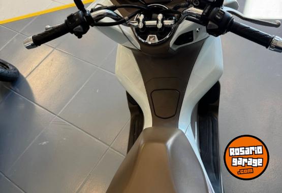 Motos - Honda PCX DLX 2023 Nafta 6030Km - En Venta