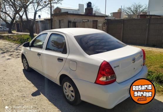 Autos - Toyota Etios 2017 GNC 68000Km - En Venta