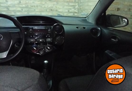 Autos - Toyota Etios 2017 GNC 68000Km - En Venta