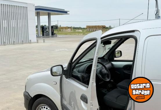 Utilitarios - Renault Kangoo 2017 GNC 145000Km - En Venta
