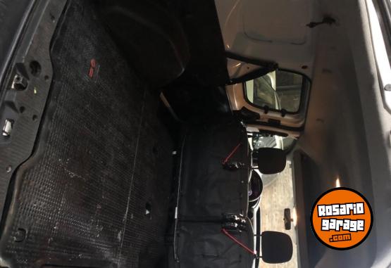 Utilitarios - Renault Kangoo express 5 asientos 2023 Nafta 84300Km - En Venta