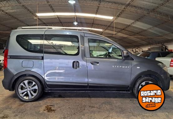 Utilitarios - Renault Kangoo  Stepway 2023 GNC 60000Km - En Venta