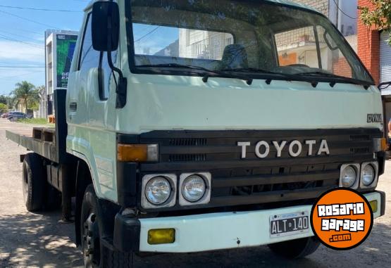 Camiones y Grúas - vendo Toyota Dyna - En Venta