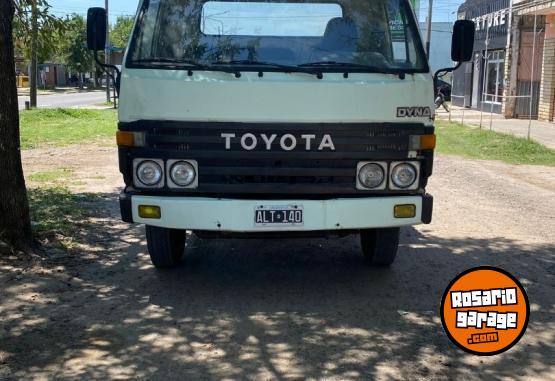 Camiones y Grúas - vendo Toyota Dyna - En Venta