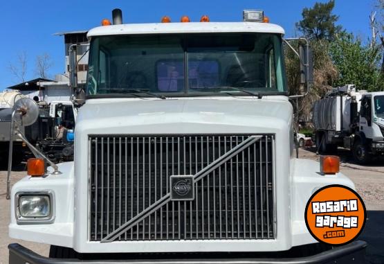 Camiones y Grúas - Camión Volvo Wg64 6x4 Tatú- Caterpillar -excelente Estado - En Venta