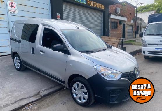 Utilitarios - Renault Kangoo 2023 Nafta 45000Km - En Venta