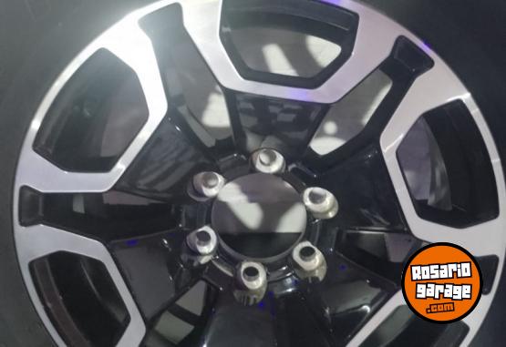 Accesorios para Autos - LLANTA Y CUBIERTA PARA HILUX - En Venta
