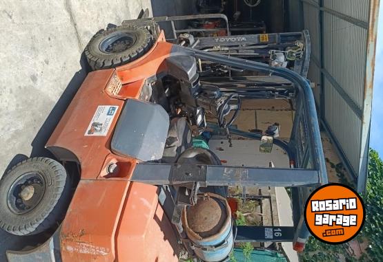 Camiones y Grúas - Vendo autoelevador Toyota 2002 - En Venta