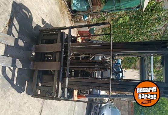 Camiones y Grúas - Vendo autoelevador Toyota 2002 - En Venta