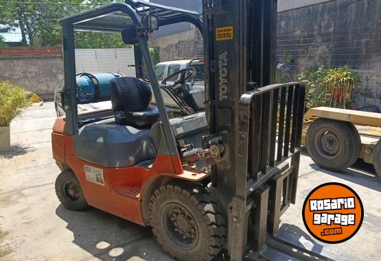 Camiones y Grúas - Vendo autoelevador Toyota 2002 - En Venta